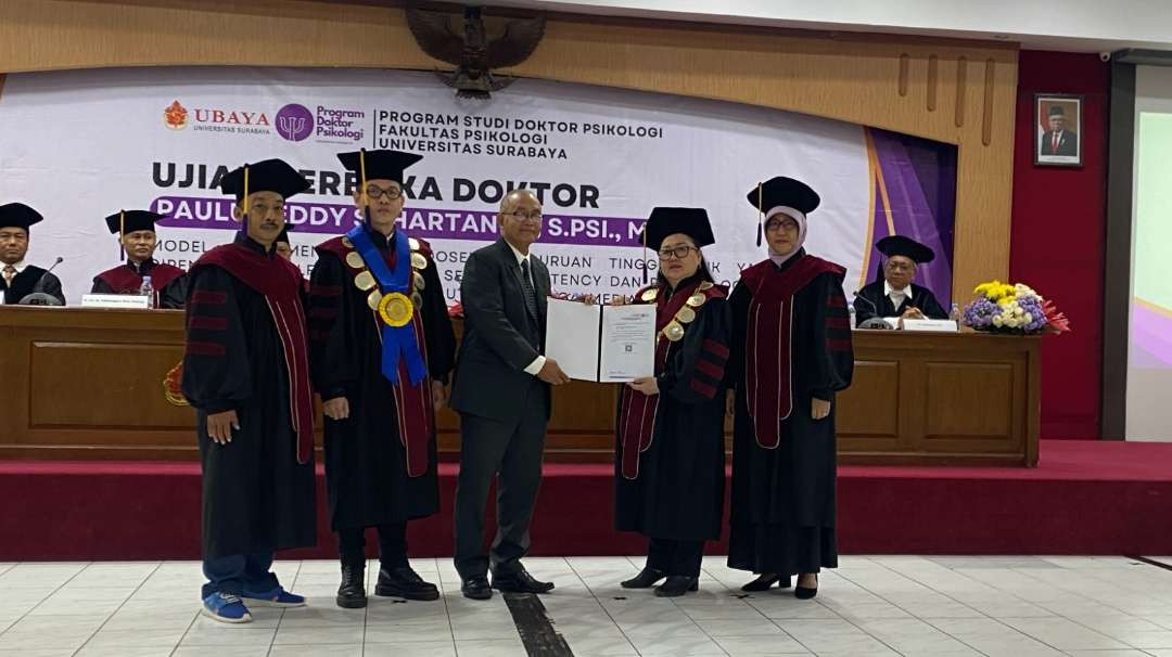 Promovenda Paulus Eddy Suhartanto (tiga dari kiri) lulus sidang terbuka Doktor Psikologi Ubaya. (Foto: dok Ubaya)