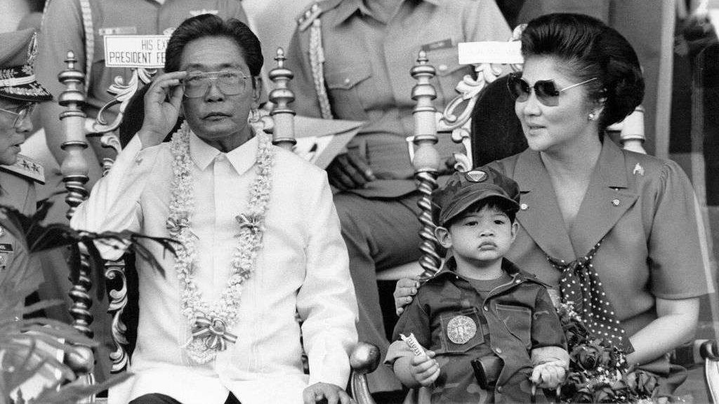 Bongbong Marcos (kini penguasa Filipina) saat keci, dan Ferdinand Marcos dan Imelda Marcos. (Foto: people powers in Philiphina)
