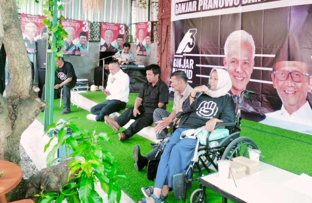 Penyandang disabilitas Lamongan, Tuban, dan Bojonegoro deklarasi dukung Paslon Ganjar Pranowo-Mahfud MD. (Foto: Imron Rosidi/Ngopibareng.id)