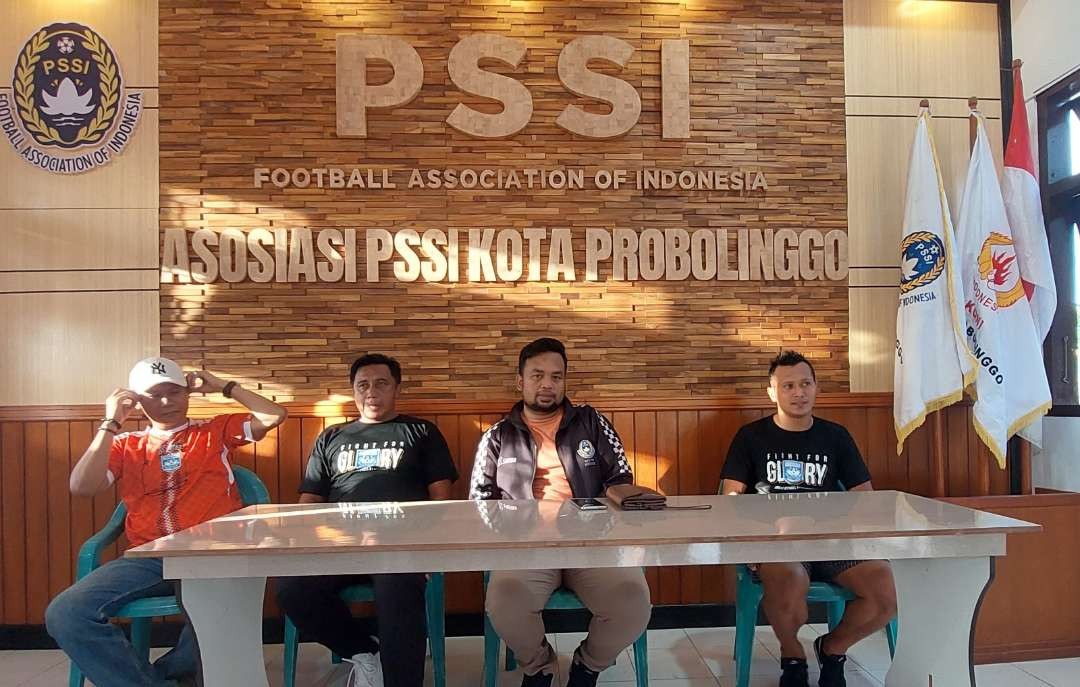 Asosiasi Kota (Askot) Persatuan Sepakbola Seluruh Indonesia (PSSI) Probolinggo saat menanggapi sanksi dari Komisi Disiplin (Komdis) Asprov PSSI Jatim. (Foto: Ikhsan Mahmudi/Ngopibareng.id)
