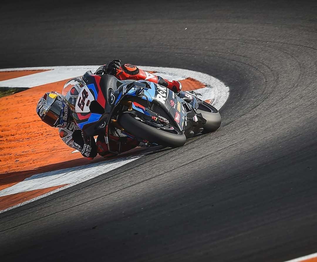 Toprak Razgatlioglu saat mencoba motor BMW pada sesi tes terakhir musim lalu.