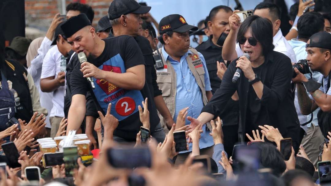 Caleg Gerindra, Ahmad Dhani (kiri) bersama Onci Mikil menghibur warga dalam kampanye terbuka Gerindra di Surabaya, Minggu 21 Januari 2024. (Foto: Fariz Yarbo/Ngopibareng.id)