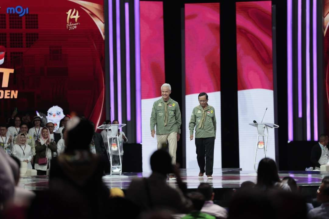 Pasangan Capres-Cawapres nomor urut 3, Ganjar Pranowo-Mahfud MD mengenakan pakaian senada di debat cawapres di Jakarta Convention Center, Minggu 21 Januari 2024. (Foto: istimewa)