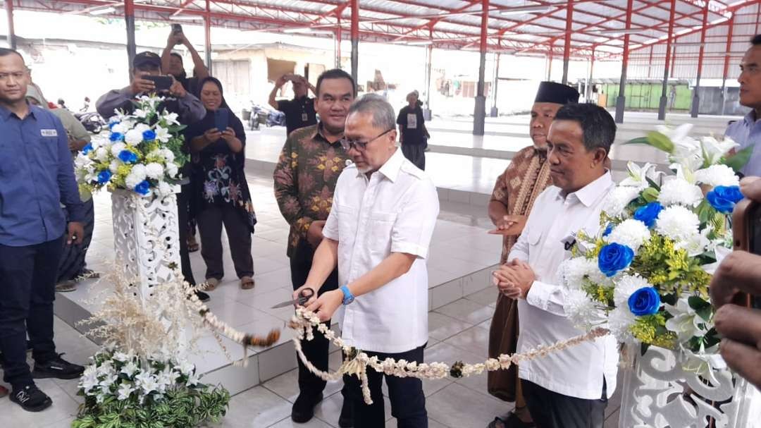 Moment Menteri Zulhas potong pita dalam peresmian Pasar Rakyat Cepu Induk (Ahmad Sampurno/ Ngopibareng.id)