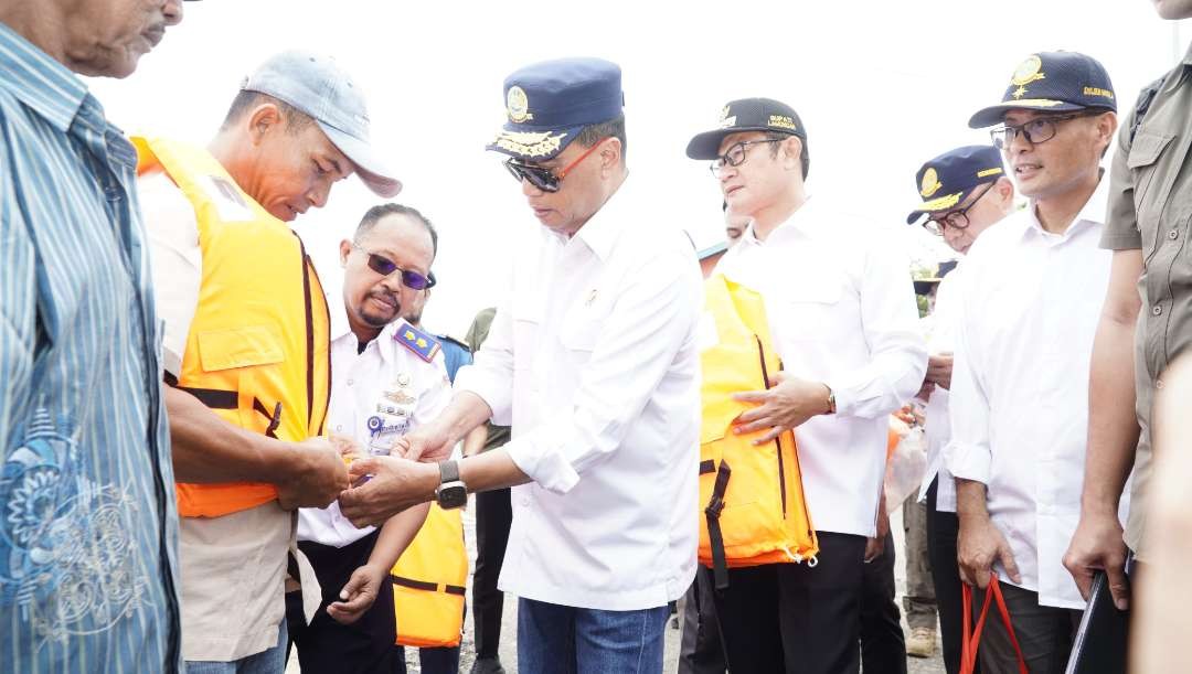 Menteri Perhubungan RI Budi Karya Sumadi didampingi Bupati Yuhronur Efendi saat berkunjung di kawasan pantura Lamongan. (Foto: Istimewa)