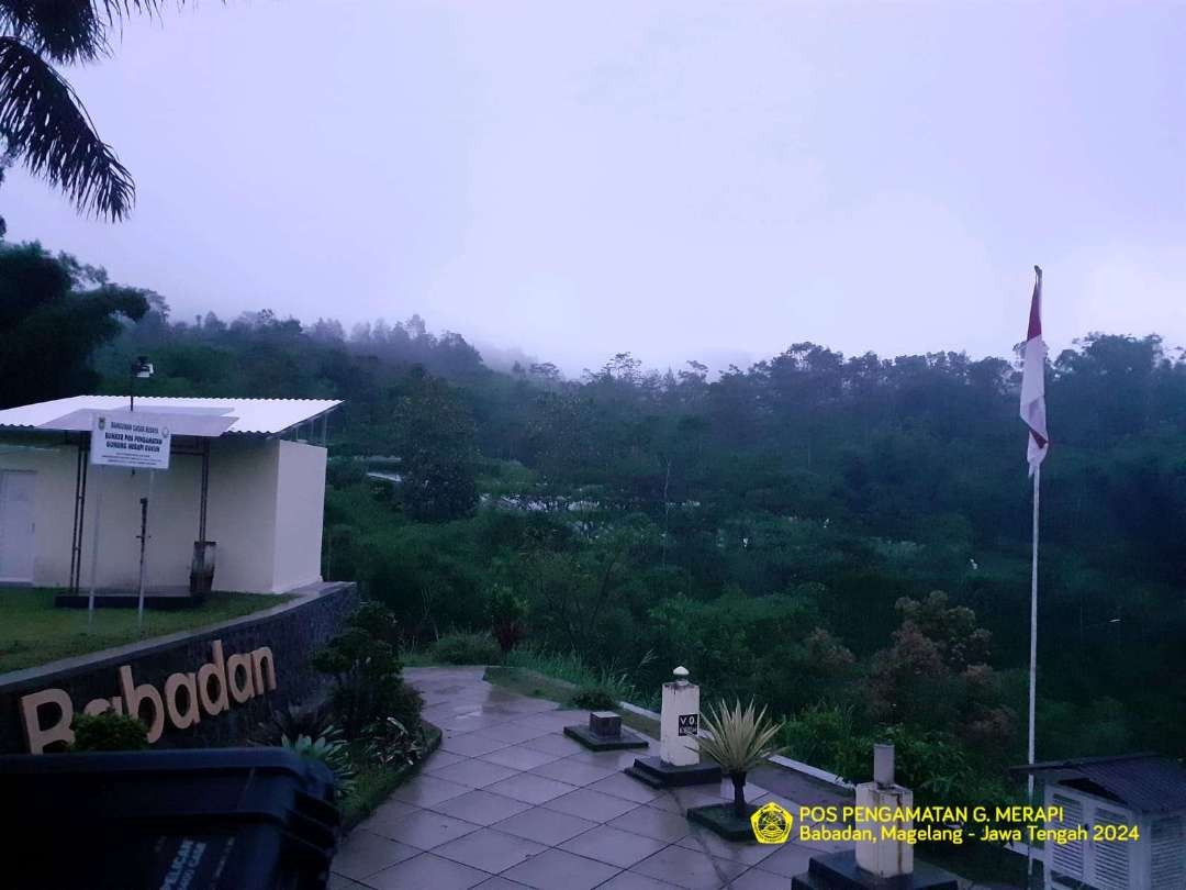 Kabut menutupi Gunung Merapi  dari lokasi pemantau di Babadan, Kabupaten Magelang, pada Minggu 21 Januari 2024. (Foto: dok magma.esdm))