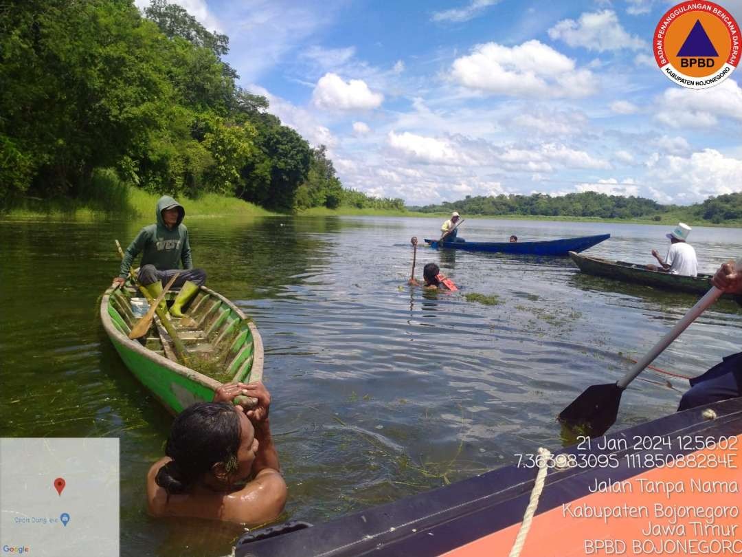 Tim BPBD tengah mencari pemancing tenggelam di Waduk Pacal, di Dusun Kedung Maor, desa Clebung Kecamatan Bubulan, Kabupaten Bojonegoro. (Foto: dok. bpbd)