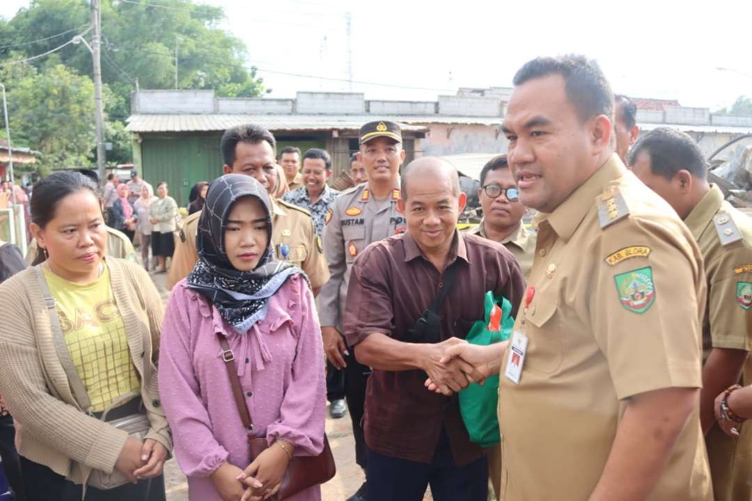 Bupati Blora Arief Rohman menyerahkan sembako kepada korban kebakaran Pasar Medang. (Foto: Ahmad Sampurno/Ngopibareng.id)