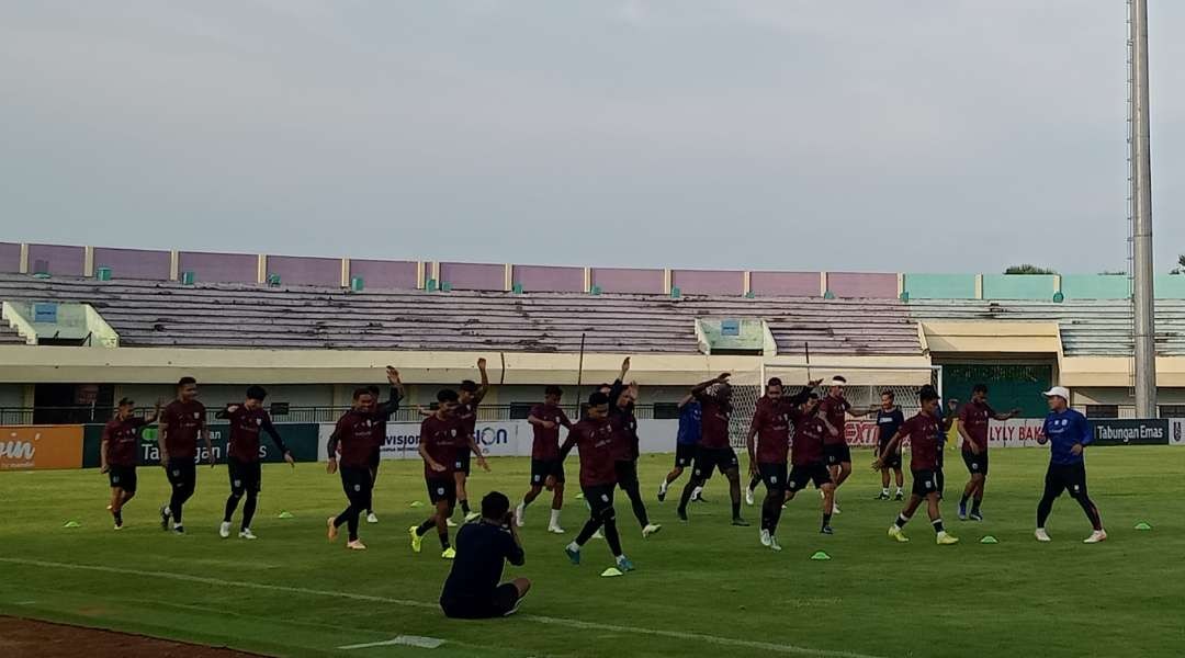 Tim Persela Lamongan menjalani latihan di Stadion Tuban Sport Center (TSC). (Foto: Khoirul Huda/Ngopibareng.id)