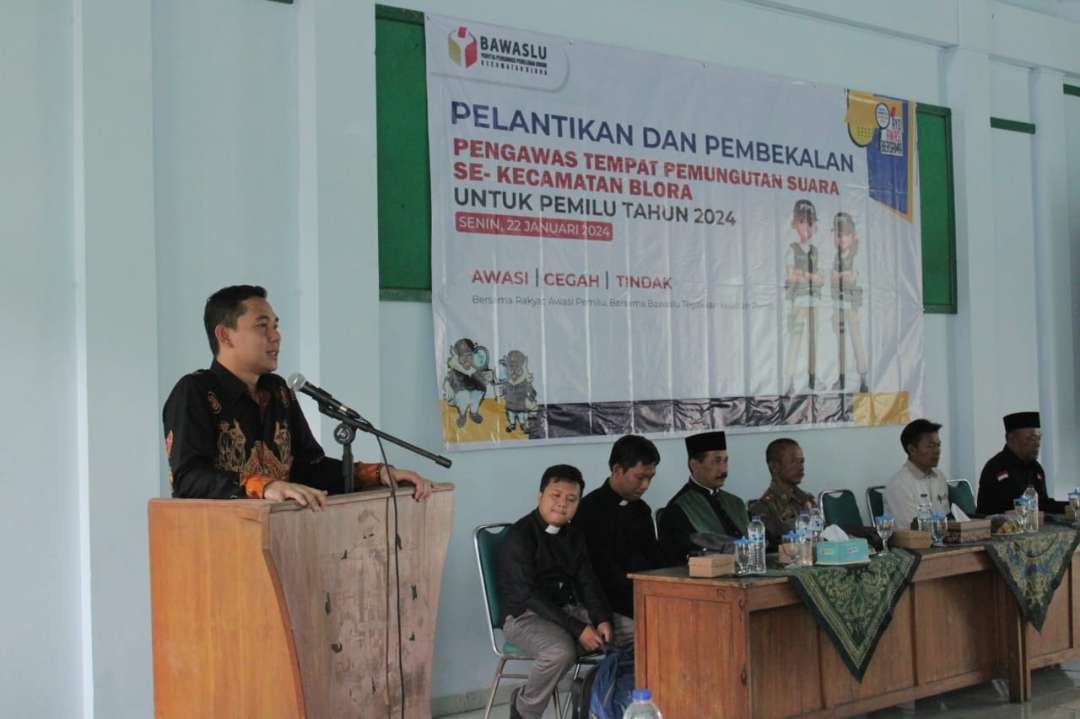 Ketua Bawaslu Kabupaten Blora, Andyka Fuad Ibrahim saat memberi arahan kepada PTPS. (Foto: Ahmad Sampoerno/Ngopibareng.id)