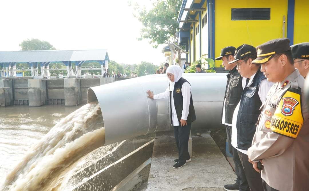 Gubernur Jatim Khofifah Indar Parawansa melihat pompa dan pintu air Kuro yang baru saja diresmikan. (Foto: Istimewa)