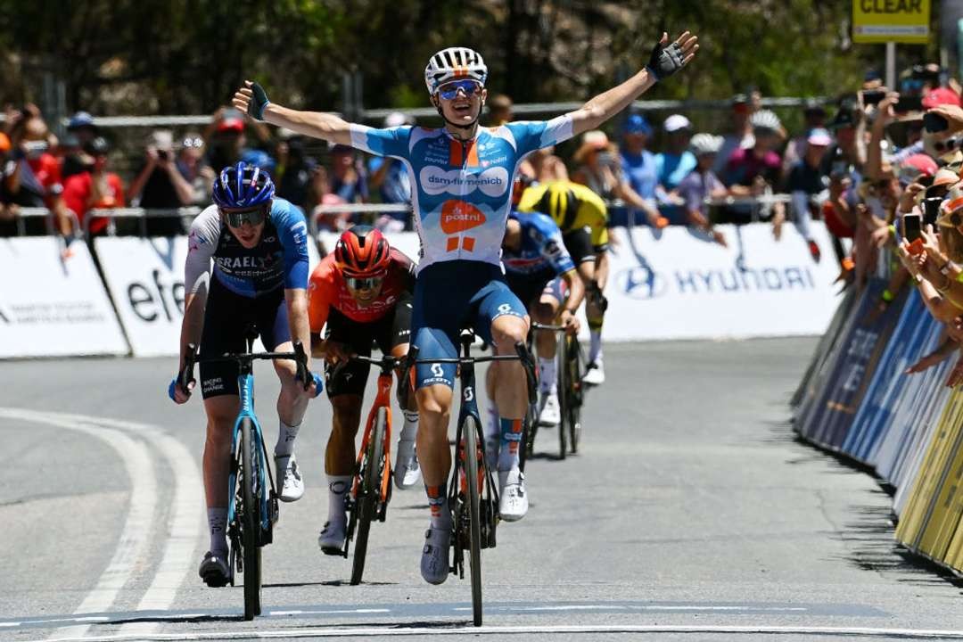 Oscar Onley (dsm-firmenich PostNL) berhasil finis pertama di Wilunga Hill saat Santos Tour Down Under etape 5. (Foto: Istimewa)