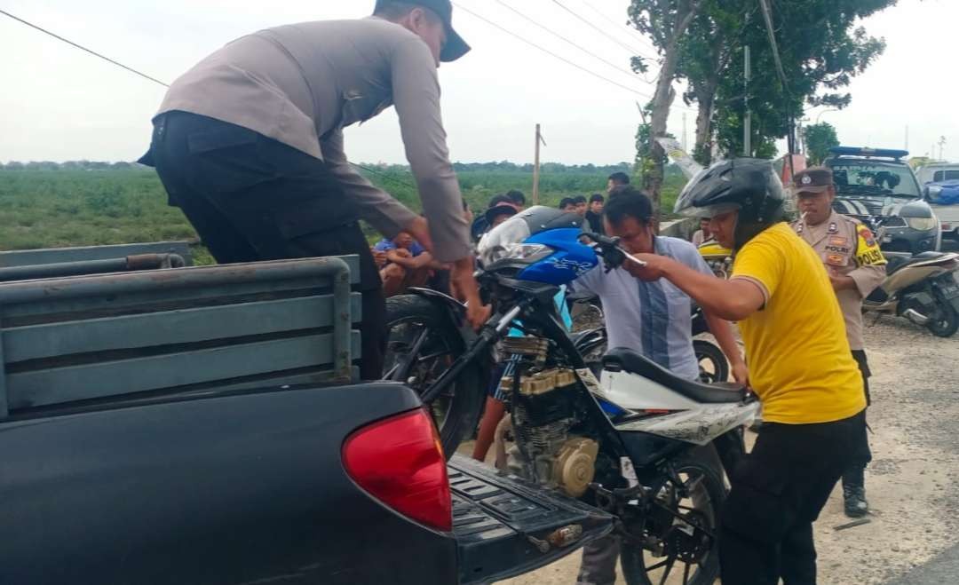 Petugas mengamankan sepeda motor tanpa surat kelengkapan. (Foto: Istimewa)