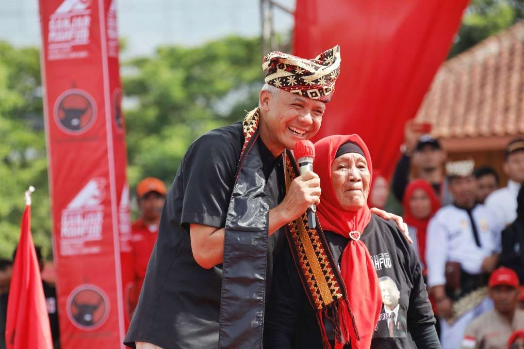 Capres 2024 Ganjar Pranowo bersama seorang ibu di Lampung. (Foto: Tim Media Ganjar)