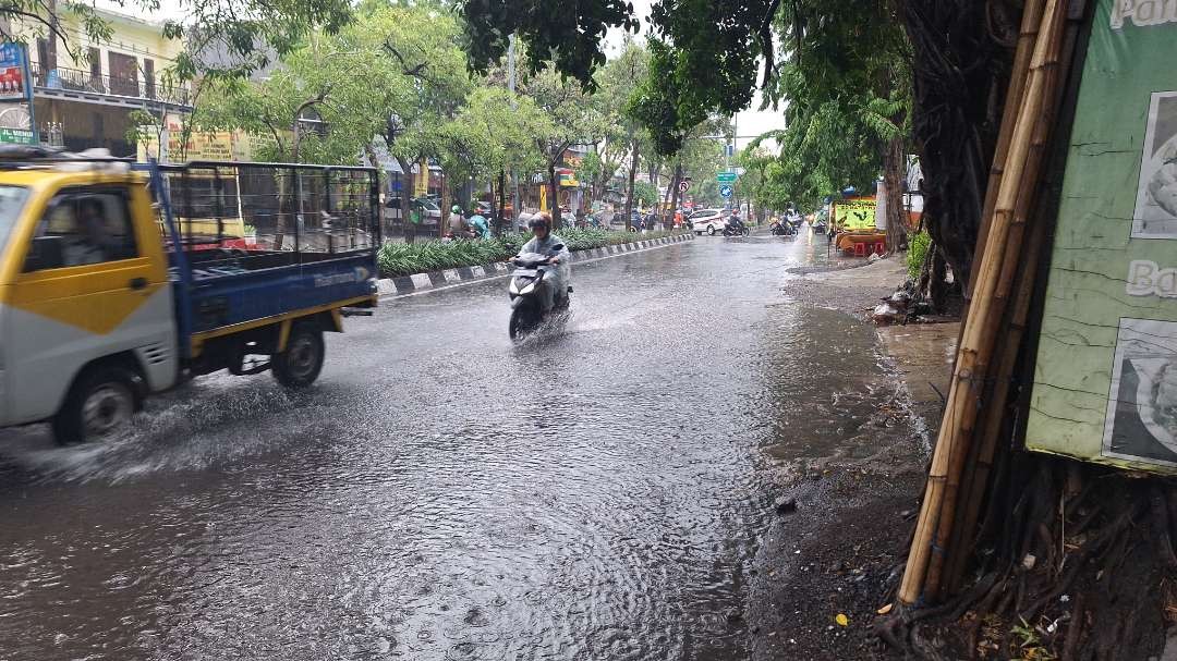 Kawasan Jalan Karang Menjangan, Surabaya yang tergenang air hujan pada Senin 22 Januari 2024. (Foto: Julianus Palermo/Ngopibareng.id)