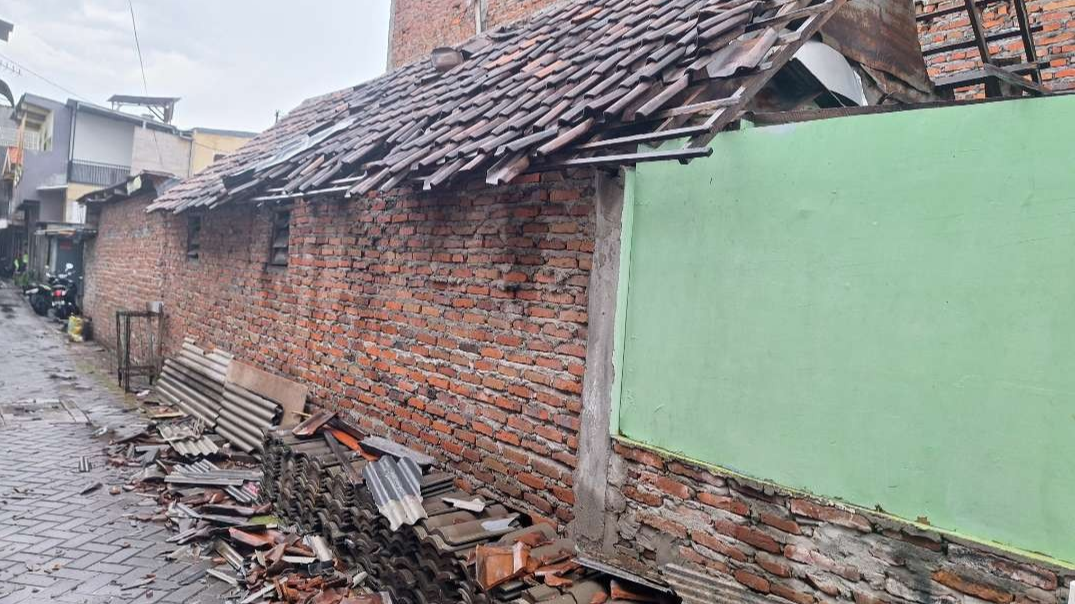 Potret salah satu rumah di Jalan Jojoran III, Mojo, Surabaya, yang atapnya ambrol karena angin kencang, pada Senin 22 Januari 2024. (Foto: Julianus Palermo/Ngopibareng.id)
