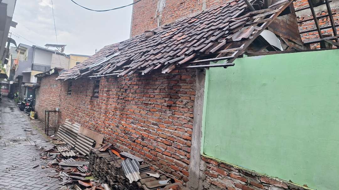 Rumah Mi'atuh Haba, warga Jojoran III/42, Kelurahan Mojo, Kecamatan Gubeng, Surabaya, atapnya ambrol disapu hujan dan angin kencang. (Foto: Julianus Palermo/Ngopibareng.id)