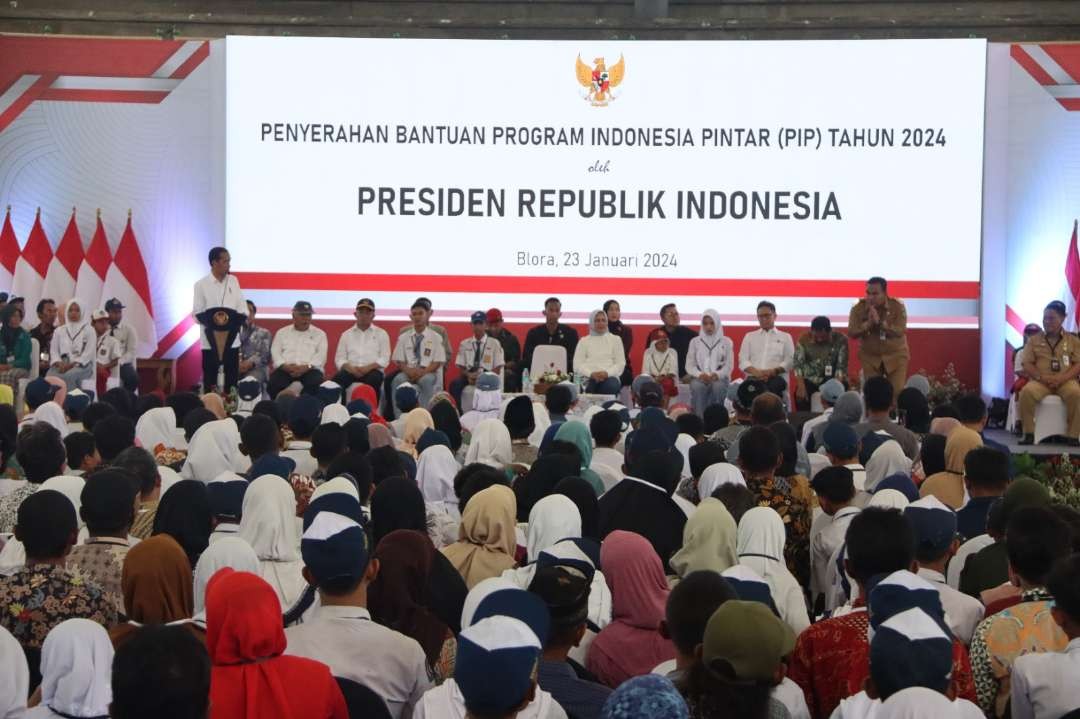 Presiden Jokowi menyerahkan bantuan PIP kepada siswa di Blora. (Foto: Istimewa)