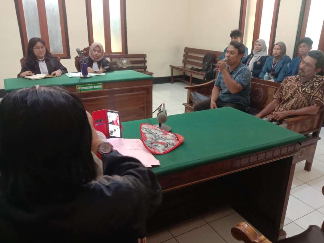Suasana persidangan atas dua terdakwa dengan menghadirkan saksi korban Mohammad Nasir bertempat di Ruang Sidang Garuda I, PN Surabaya pada Selasa, 23 Januari 2024. (Foto: Julianus Palermo/Ngopibareng.id)