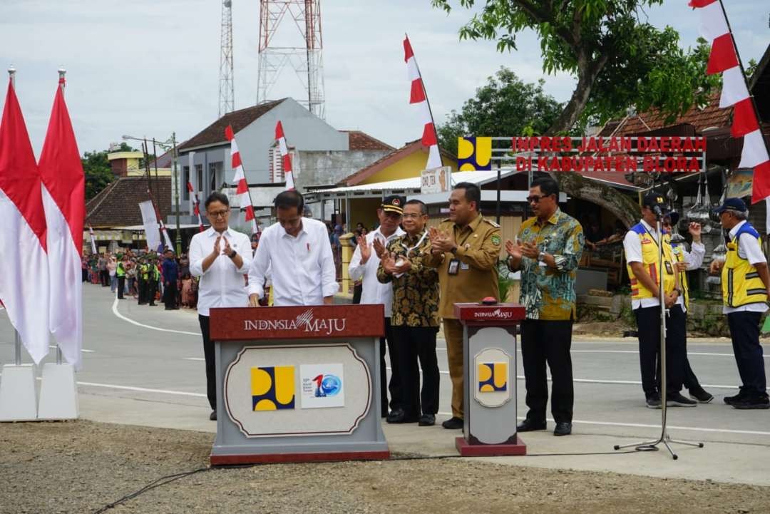 Presiden Jokowi resmikan pembangunan jalan daerah di Blora dengan skema Inpres Jalan. (Foto: Istimewa)