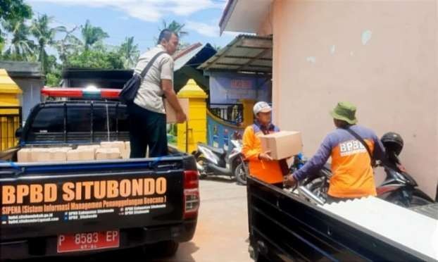 BPBD Situbondo mengirimkan bantuan sembako membantu kebutuhan warga Prajekan Bondowoso terdampak bencana puting beliung.(Foto: BPBD Situbondo)