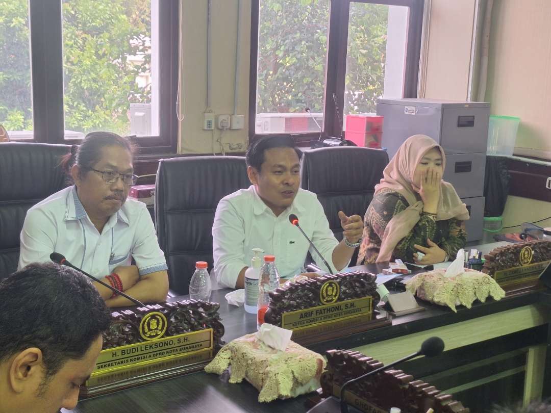 Ketua Komisi A DPRD Surabaya Arif Fathoni (tengah), beserta Wakil Ketua Komisi A Camelia Habibah (kanan) dan Sekretaris Komisi A Budi Leksono (kiri). (Foto: Julianus Palermo/Ngopibareng.id)