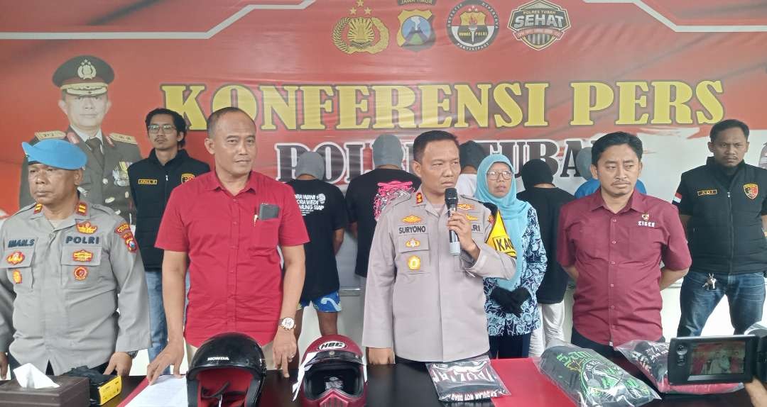 Kapolres Tuban didampingi Kasatreskrim Polres Tuban gelar konferensi pers terkait penangkapan enam pelaku pengeroyokan di Tuban, Jawa Timur. (Foto: Khoirul Huda/Ngopibareng.id)