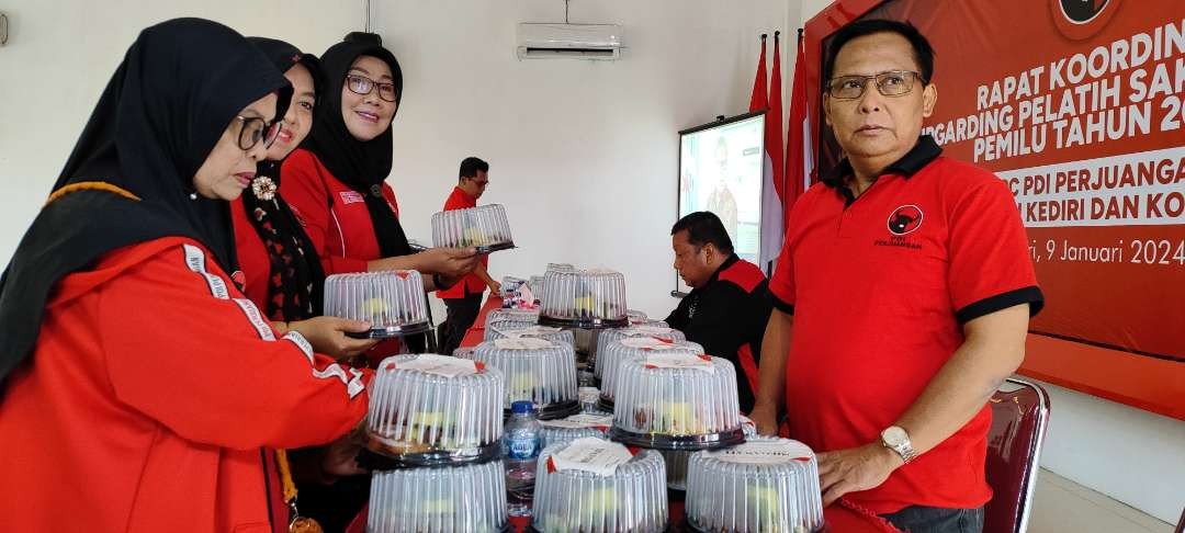 Peringati HUT Megawati ke 77, DPC PDIP Kabupaten Kediri bagikan 100 nasi tumpeng ke panti asuhan (Foto: Fendi Lesmana/ngopibareng.id)