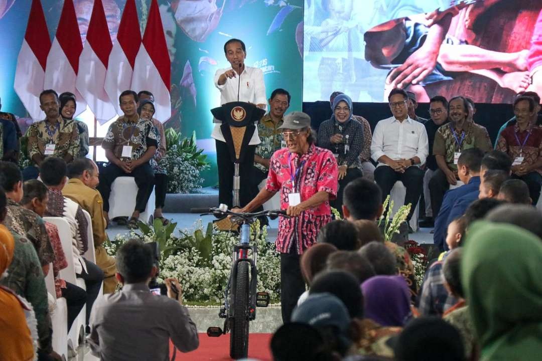 Sumringah. Suwito dapat sepeda dari Presiden Jokowi. (Foto: istimewa)