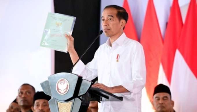 Presiden Joko Widodo menyerahkan 3.000 sertifikat tanah untuk rakyat di Stadion Krida Bhakti, Kabupaten Grobogan, Provinsi Jawa Tengah. (Foto: BPMI Setpres)