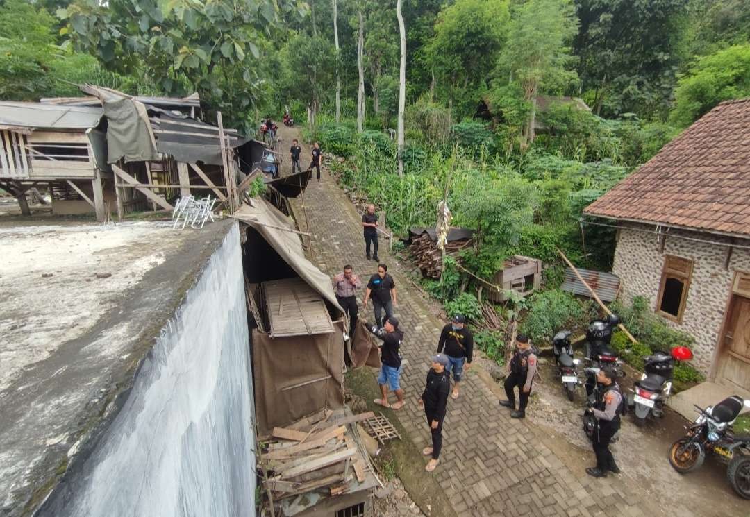 Polisi melakukan penggeledahan di rumah Cak Rul bandar sabu jaringan Batam.(Foto Deni Lukmantara/Ngopibareng) /