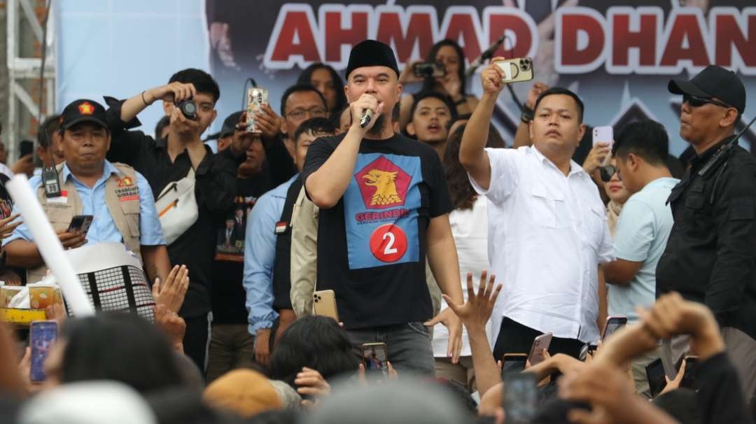 Caleg Partai Gerindra, Ahmad Dhani saat mengikuti kampanye terbuka di Surabaya, Minggu 21 Januari 2024. (Foto: Fariz Yarbo/Ngopibareng.id)