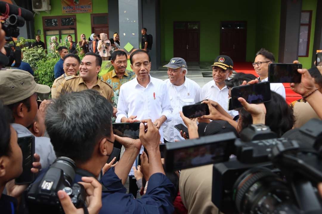 Presiden Jokowi saat berbicara di hadapan para wartawan di depan GOR Mustika Blora. (Foto: Istimewa)