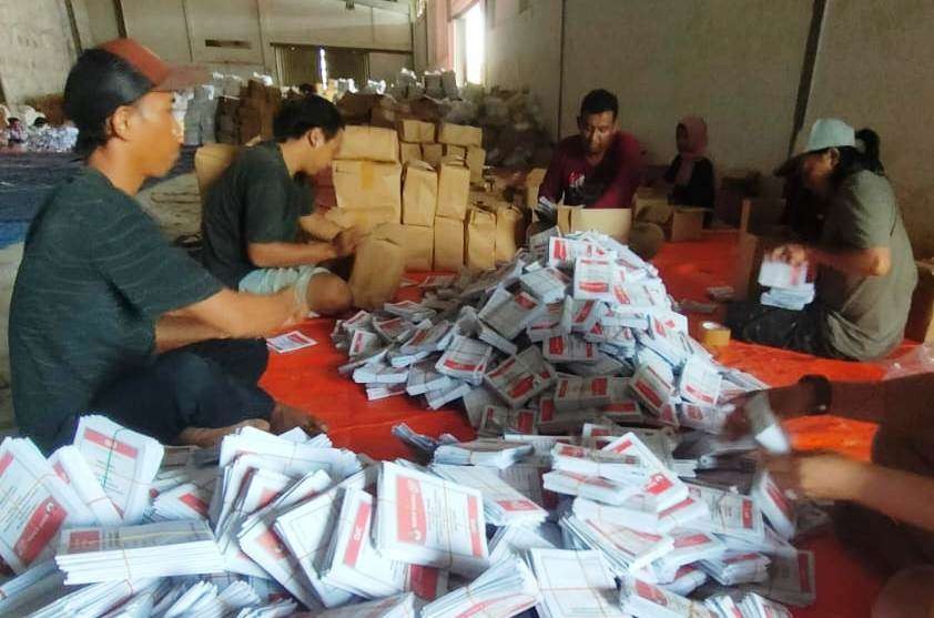 Proses sortir dan lipat surat suara Pemilu di gudang KPU Banyuwangi (Foto: istimewa)