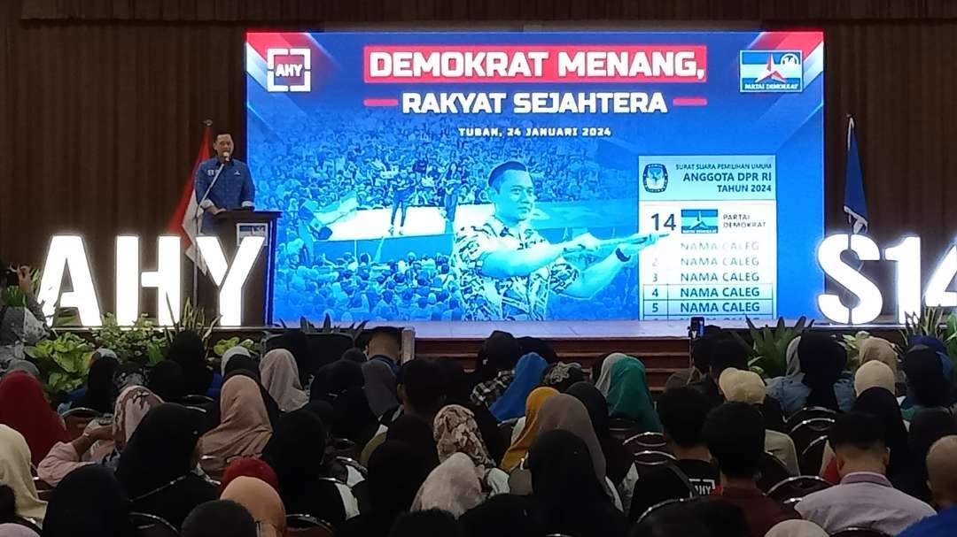 Ketum Partai Demokrat (PD), Agus Harimurti Yudhoyono (AHY)  memberikan sambutan saat kampanye di Kabupaten Tuban (Foto: Khoirul Huda/Ngopibareng.id)
