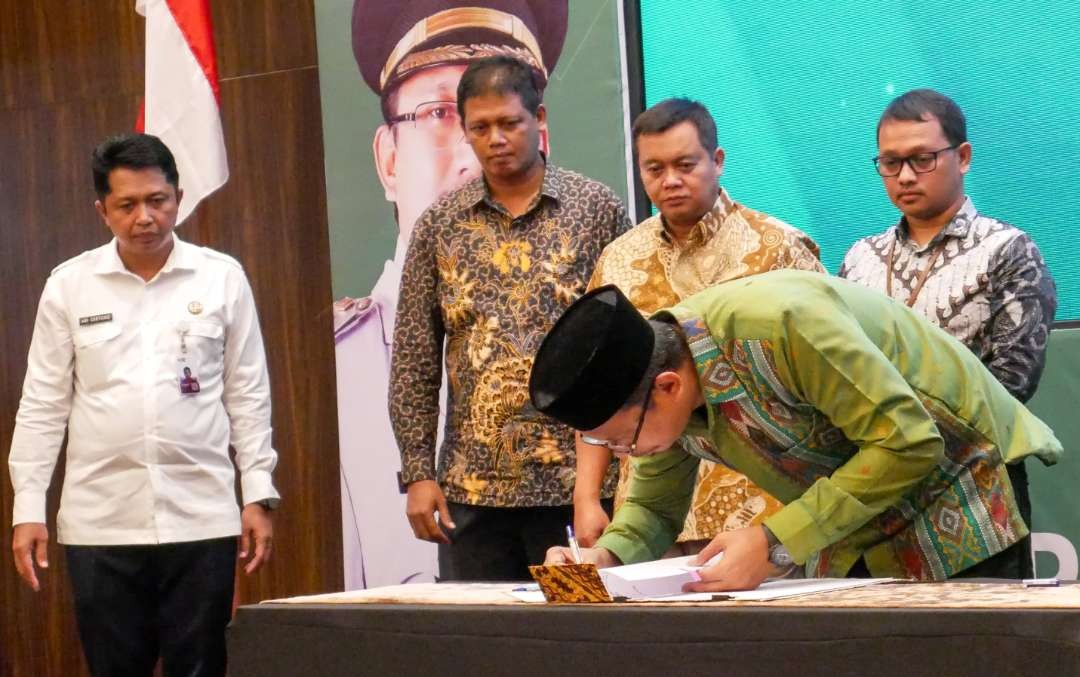 Bupati Sidoarjo Gus Muhdlor menandatangani launching pajak daerah, Rabu 24 Januari 2024. (Foto: Aini Arifin/Ngopibareng.id)