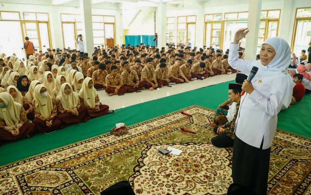 Gubernur Jatim Khofifah Indar Parawansa saat hadiri doa bersama untuk korban kecelakaan di SMAN 1 Sidoarjo (Foto : Aini/Ngopibareng.id)