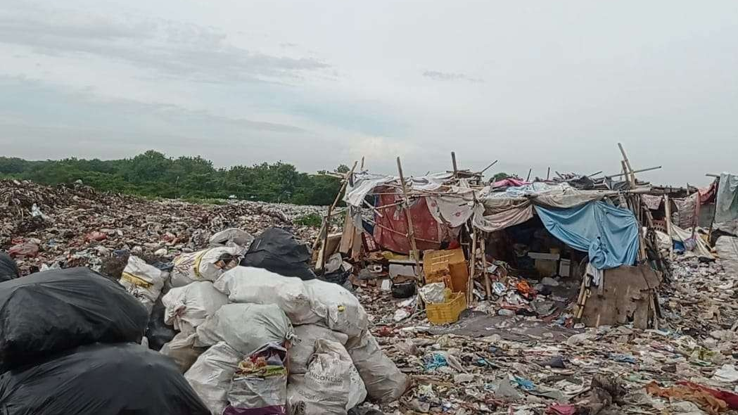 Tumpukan sampah di TPA Pakusari Jember semakin tinggi (Foto: Rusdi/Ngopibareng.id)