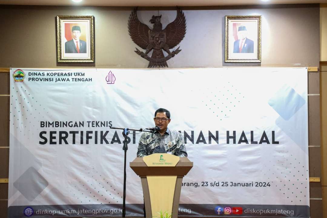 Penjabat Gubernur Jawa Tengah, Nana Sudjana mendorong akselerasi sertifikasi halal bagi produk pelaku UMKM di wilayahnya, supaya terjamin kehalalan produknya. (Foto: Pemprov Jateng)