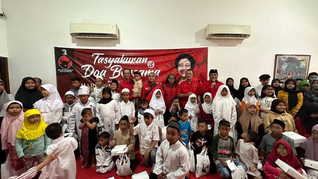 Acara tasyakuran dan doa bersama memperingati hari ulang tahun Ketua Umum PDIP, Megawati Soekarnoputri, di Panti Asuhan Al-Hasyimi Sukolilo. (Foto: Humas DPC PDIP Surabaya)