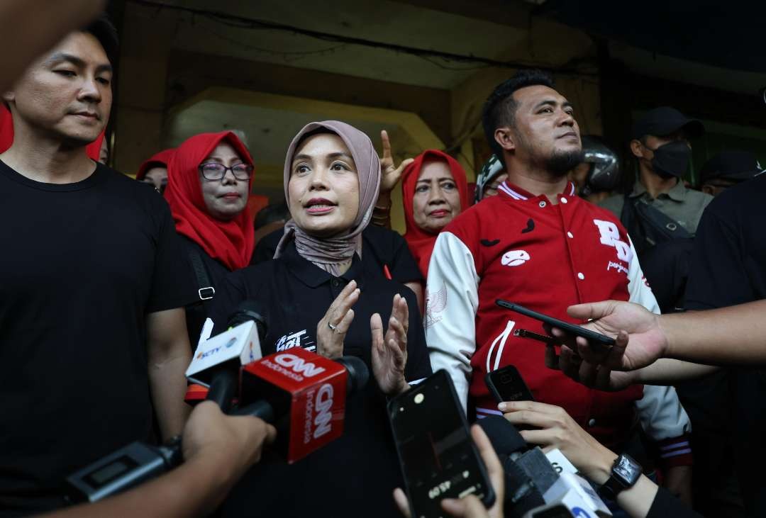 Siti Atikoh Supriyanti blusukan di Pasar Induk Bondowoso untuk menjaring aspirasi para pedagang. (Foto: Tim Media Ganjar)