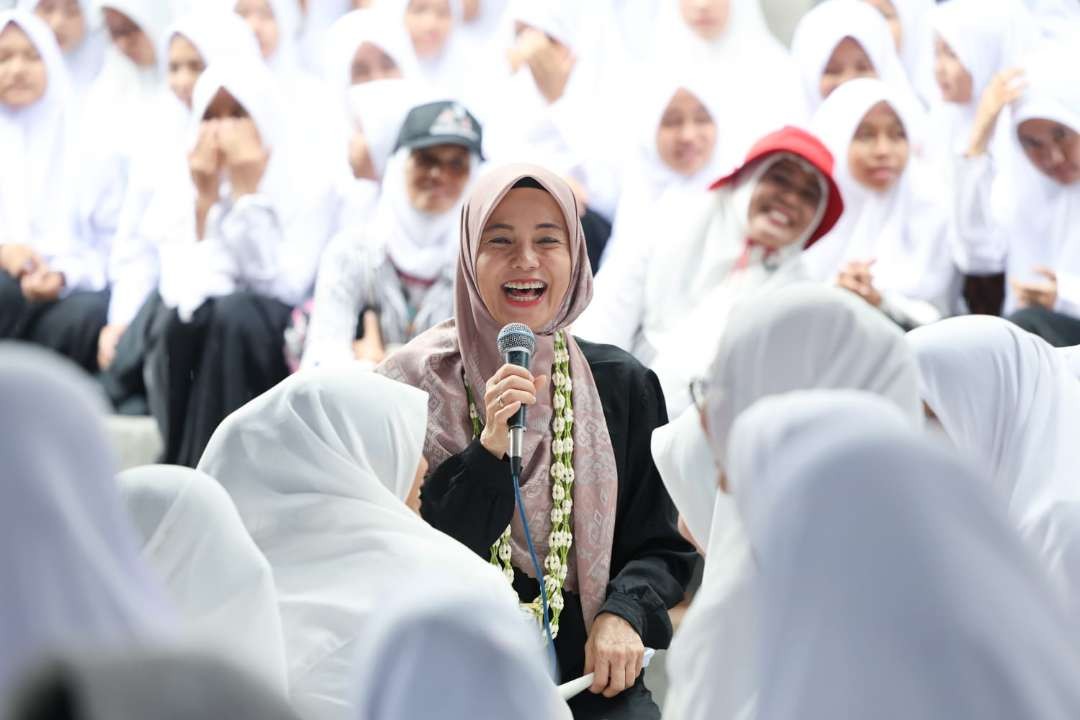 Siti Atikoh Ganjar saat berada di PP Gubuk Al-Munir, Pasirian, Lumajang. (Foto: Tim Media Ganjar)