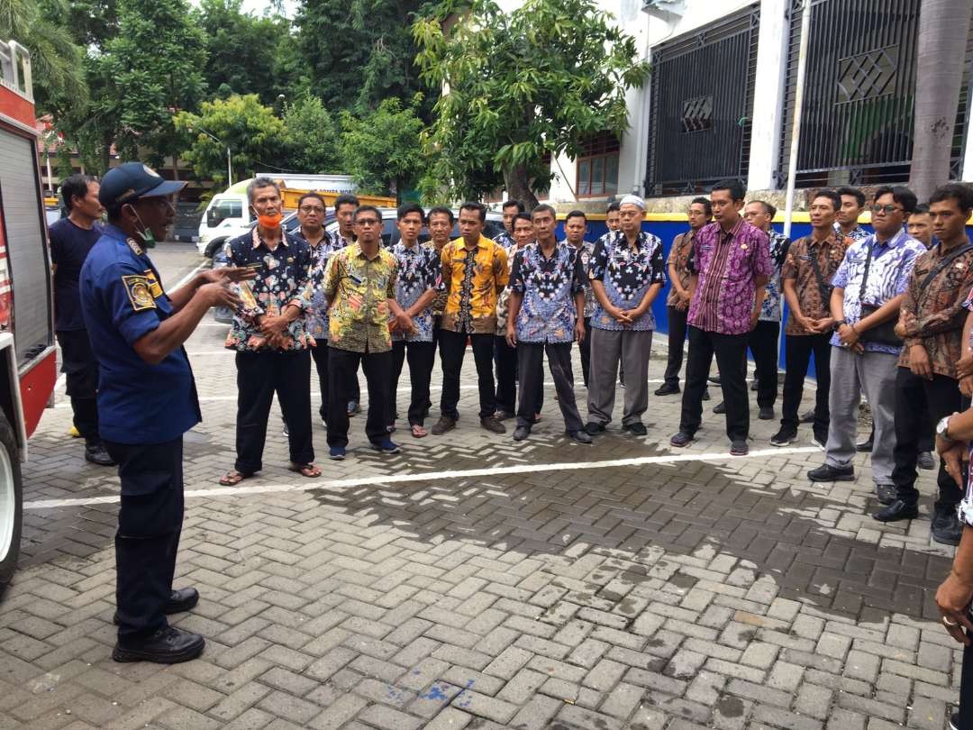 Petugas Damkar Korwil Lamongan memberikan pengarahan usai pemadaman (Foto :Imron Rosidi/ngopibareng.id)
