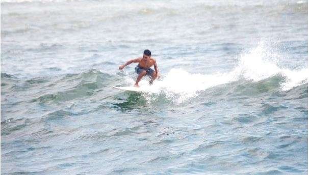 Peselancar asal Desa Tempeh Lor Muhammad Khoiri, menyebut ombak di Pantai Dampar memiliki kualitas sejajar World Surfing League (WSL). (Foto: Kominfo Lumajang)