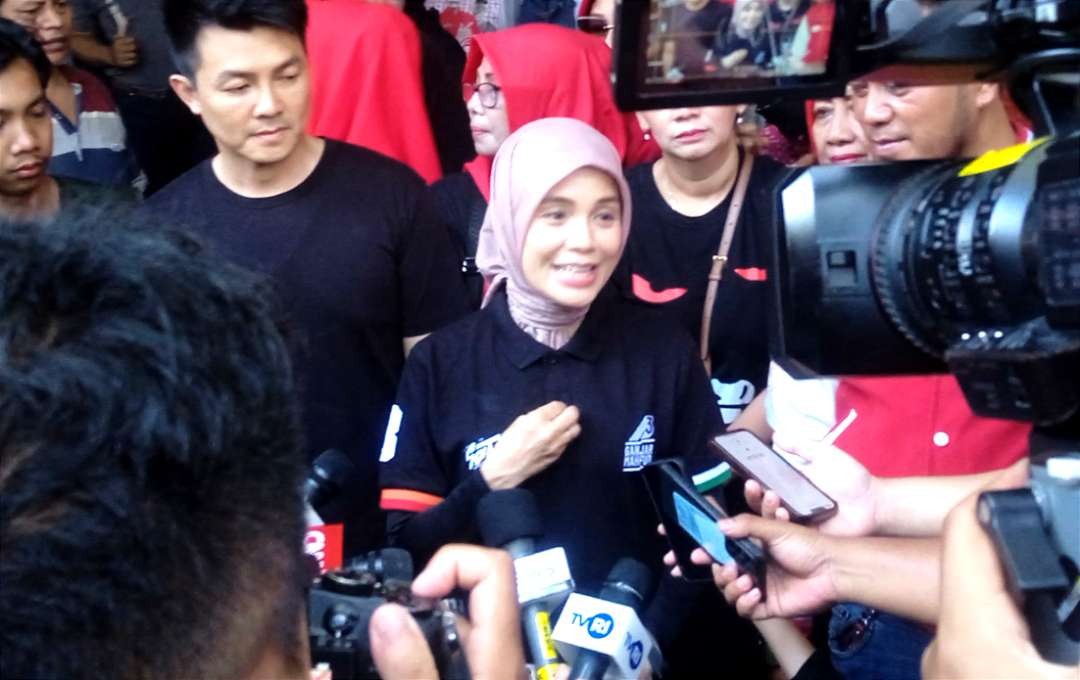 Siti Atikoh Ganjar Pranowo di pintu masuk Pasar Induk Bondowoso, Kamis 25 Januari 2024.(Foto: Guido/Ngopibareng.id)