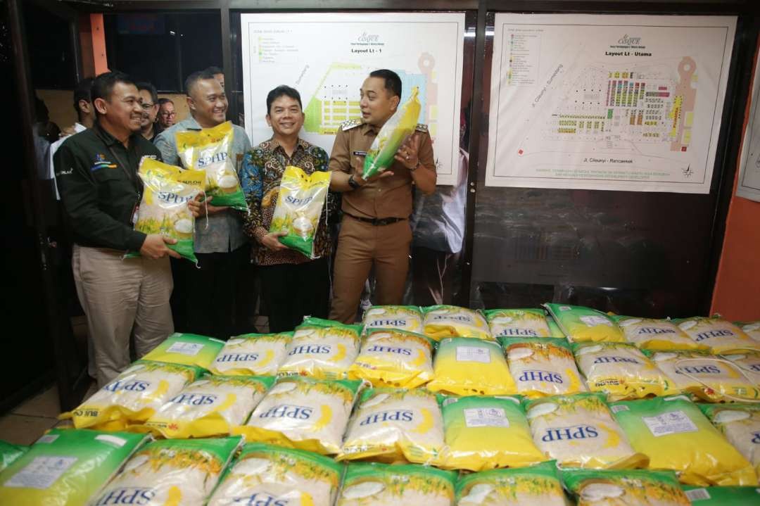Walikota Surabaya Eri Cahyadi saat memantau stok beras. (Foto: Humas Pemkot Surabaya)