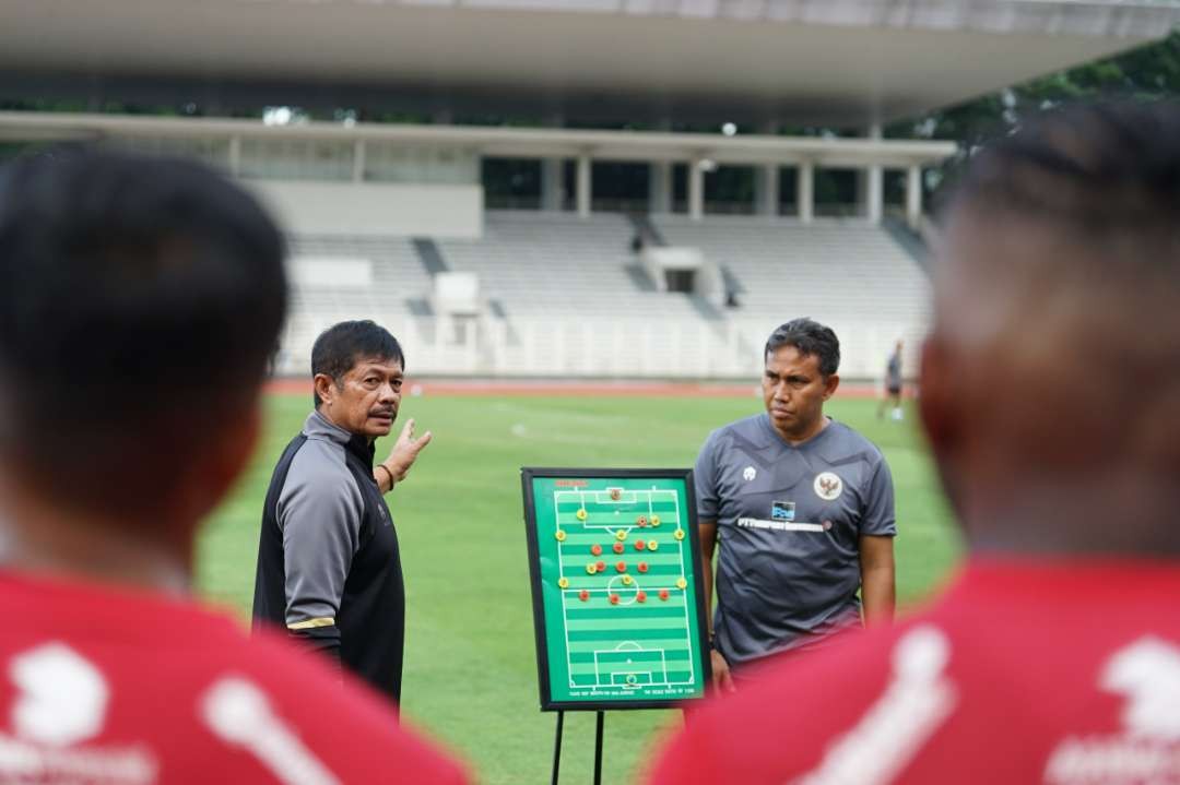 Indra Sjafri dan Bima Sakti saat memberi arahan kepada para pemain timnas Indonesia U-20. (Foto: PSSI)