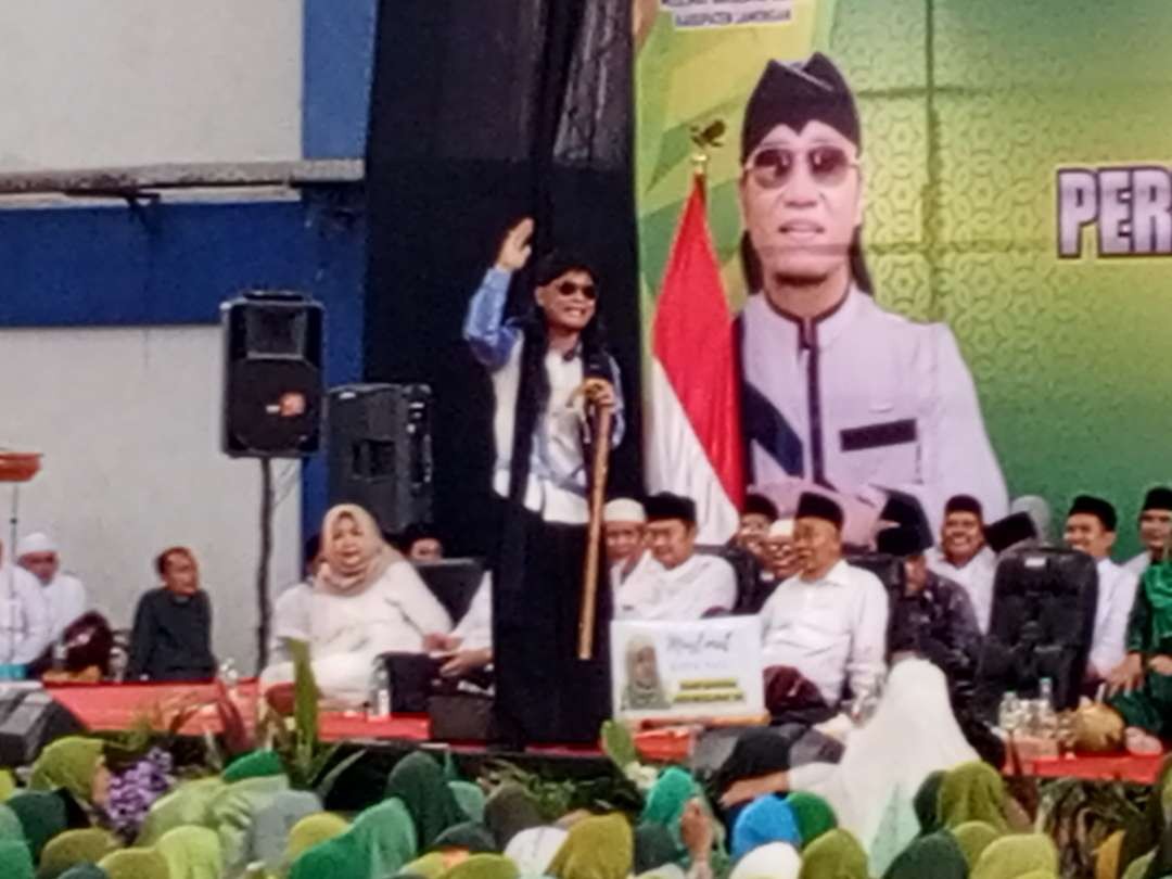 Gus Miftah saat berceramah di depan ribuan kader Muslimat Lamongan pada Harlah Muslimat NU di Lamongan (foto :Imron Rosidi/ngooibareng.id)