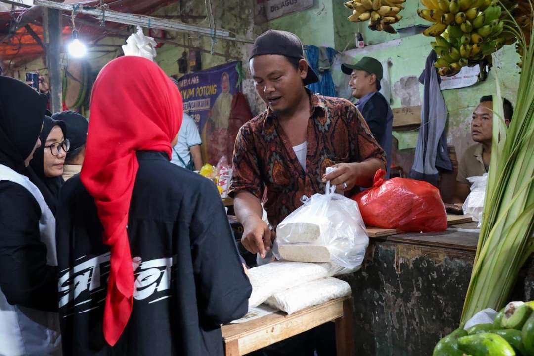Penjual tempe curhat saat Atikoh Ganjar belanja ke Pasar Baru Probolinggo, Jawa Timur, Jumat 26 Januari 2024. (Foto: Istimewa)