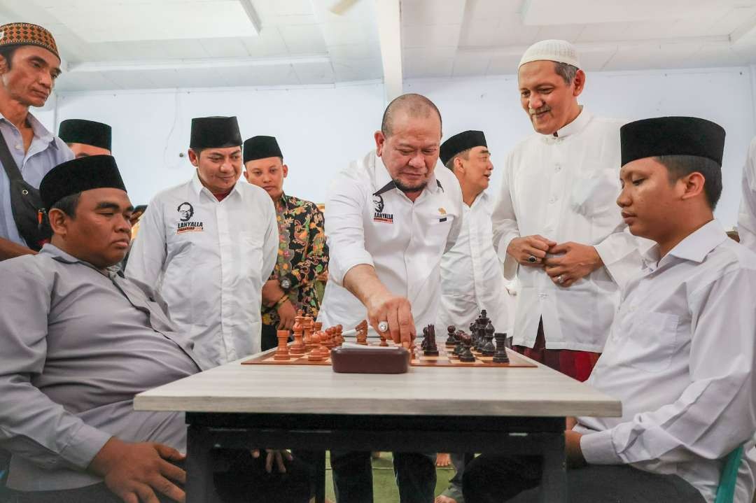Ketua DPD RI AA LaNyalla Mahmud Mattalitti saat membuka turnamen catur antar pondok pesantren se-Madura. (Foto: Tim Media LaNyalla)